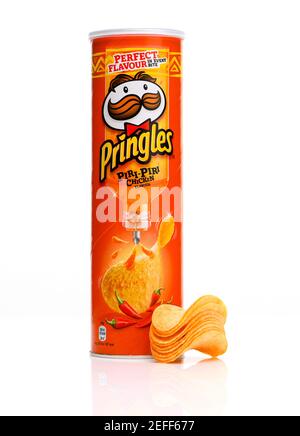 Pringles Piri-Piri aromatisierte Chips auf weißem Hintergrund mit Reflexion fotografiert. Stockfoto