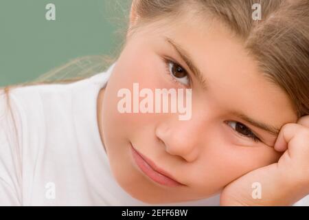 Porträt eines Schulmädchen denken Stockfoto