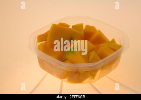 Nahaufnahme von Papaya-Scheiben in einem Behälter Stockfoto