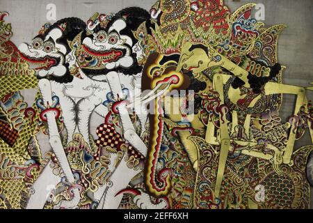 Wayang Kulit Puppen von Hanuman, Ganesha und Rama im Kunsthandwerksladen im Sono Budoyo Museum in Yogyakarta, Zentraljava, Indonesien. Das traditionelle Puppenschattentheater Wayang kulit ist auf den Inseln Java und Bali in Indonesien weit verbreitet. Puppen für Wayang kulis sind aus Büffelleder gefertigt. Jeder Charakter hat seine eigenen Eigenschaften und kann leicht von den Zuschauern identifiziert werden. Rama, der zentrale Charakter des indischen Epos Ramayana, wird zum Beispiel immer mit einer langen Nase und einer Krone dargestellt. Hanuman der Affenkönig ist eine weiße Figur, während Ganesha ein elefantenheade ist Stockfoto