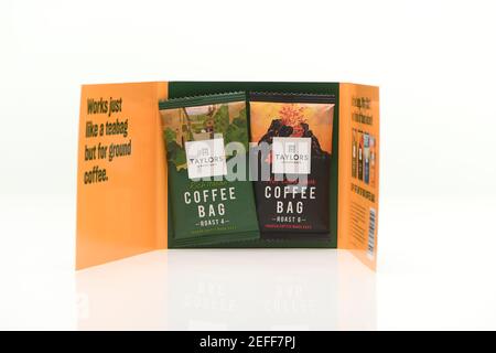 Taylors Kaffeetasche direkt-Mail-Kampagne kostenlose Proben Marketing-Förderung auf weißem Hintergrund mit Reflexion geschossen. Stockfoto