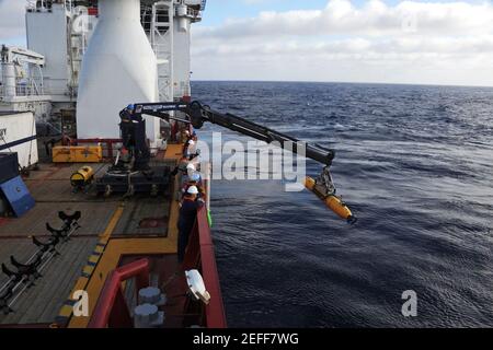 Ocean Shield setzt das Unterwasserfahrzeug Bluefin 21 ein. (13879075364). Stockfoto