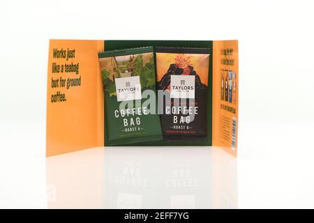 Taylors Kaffeetasche direkt-Mail-Kampagne kostenlose Proben Marketing-Förderung auf weißem Hintergrund mit Reflexion geschossen. Stockfoto