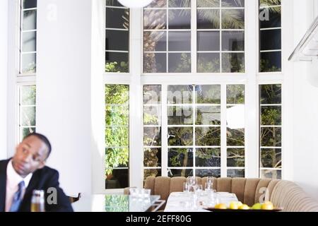 Junger Mann, der in einer Bar sitzt Stockfoto