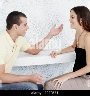 Seitenansicht eines jungen Paares, miteinander zu reden Stockfoto