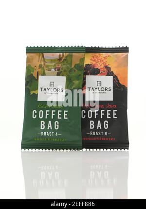 Taylors Kaffeetasche direkt-Mail-Kampagne kostenlose Proben Marketing-Förderung auf weißem Hintergrund mit Reflexion geschossen. Stockfoto