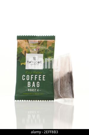 Taylors Kaffeetasche direkt-Mail-Kampagne kostenlose Proben Marketing-Förderung auf weißem Hintergrund mit Reflexion geschossen. Stockfoto