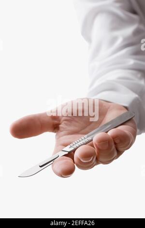 Nahaufnahme einer personÅ½s Hand, die ein Skalpell hält Stockfoto
