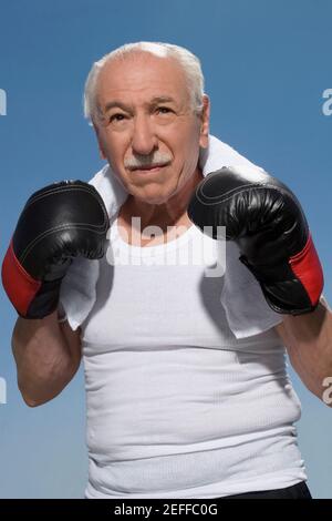 Älterer Mann in Boxhaltung Stockfoto