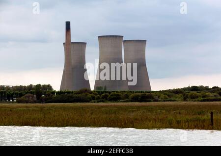 Blick auf das Old Richborough Power Station, aufgenommen vom River Stour Stockfoto