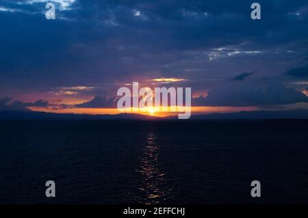 Sonnenuntergang über dem Meer, Milne Bay, Papua-Neuguinea Stockfoto