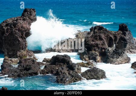 Wellen brechen auf Felsen, Hookipa Beach Park, Maui, Hawaii-Inseln, USA Stockfoto