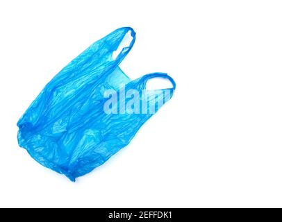 Gebrauchte blaue Plastikbeutel isoliert auf weiß. Zerknitterter Recyclingbeutel. Stockfoto