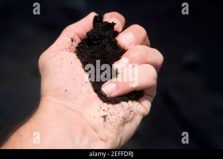 Nahaufnahme eines personÅ½s Hand halten Boden Stockfoto