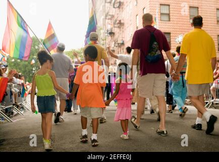 Rückansicht einer Gruppe von Leuten, die an einem laufen gay Parade Stockfoto