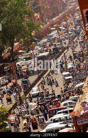 High-Winkel-Ansicht des Verkehrs auf den Straßen, Jaipur, Rajasthan, Indien Stockfoto