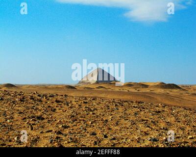 Pyramiden in einer kargen Landschaft, verbogene Pyramide, Dashur, Ägypten Stockfoto