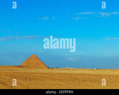 Pyramiden in einer kargen Landschaft, verbogene Pyramide, Dashur, Ägypten Stockfoto