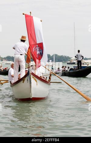 Gruppe von Leuten auf einer Gondel, Venedig, Venetien, Italien Stockfoto