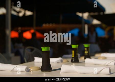 Nahaufnahme eines Pfefferstreuers und Servietten auf dem Tisch Stockfoto