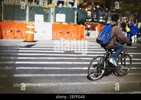 Rückansicht eines Mannes Radfahren Stockfoto