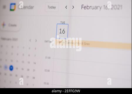 New york, USA - 17. Februar 2021: Shrove Dienstag 16. April auf google Kalender auf Laptop-Bildschirm Nahaufnahme. Stockfoto