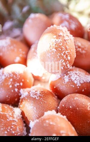 Hartgekochtes Ei oder gesalzenes Entenei wird durch Eintauchen der Eier in die Methode des Siedens von Salzlake in reines Salz hergestellt. Alte Salzgruben von Bo Kluea, Nan, Thailand. Stockfoto