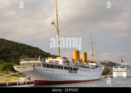 Istanbul, Türkei. Kemal Atatürks Yacht, M.V. Savarona, in der Bospherous vertäut. Die Yacht ist nun im Besitz der türkischen Regierung. Stockfoto