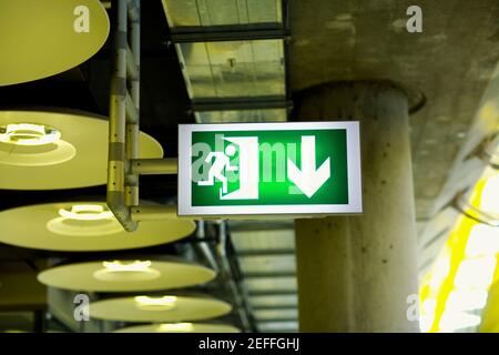 Nahaufnahme eines Notausgangs-Schildes an einem Flughafen, Madrid, Spanien Stockfoto