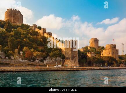 Istanbul, Türkei. Rumeli Hisari, die Festung von Europa, erbaut an der schmalsten Stelle des Bosporus von Mehmed dem Eroberer im Jahr 1452. Stockfoto