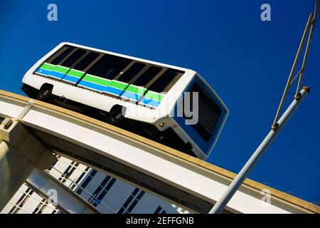 Low-Angle-Ansicht eines Busses auf einer Überführung, Miami, Florida, USA Stockfoto