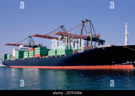 Containerschiff wird am Dock verladen Stockfoto