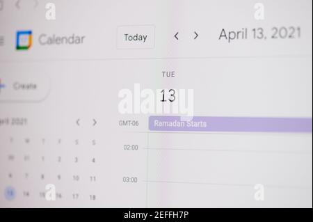 New york, USA - 17. Februar 2021: Ramadan Start 13. April auf google Kalender auf Laptop-Bildschirm Nahaufnahme. Stockfoto