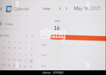 New york, USA - 17. Februar 2021: Shavuot Eve 16. Mai auf google Kalender auf Laptop-Bildschirm Nahaufnahme. Stockfoto