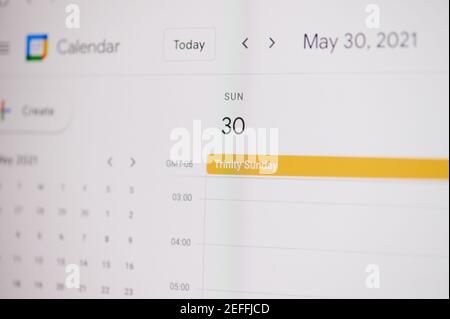 New york, USA - 17. Februar 2021: Trinity Sonntag 30. Mai auf google Kalender auf Laptop-Bildschirm Nahaufnahme. Stockfoto