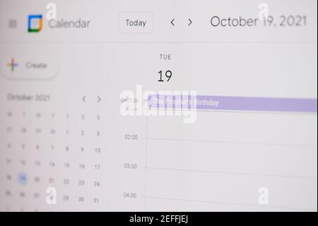 New york, USA - 17. Februar 2021: Prophet Geburtstag 19 Oktober auf google Kalender auf Laptop-Bildschirm Nahaufnahme. Stockfoto