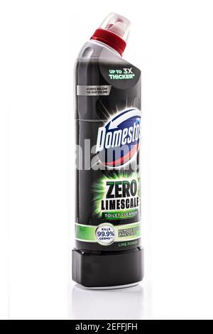 SWINDON, Großbritannien - 17. FEBRUAR 2021: Domestos Zero Kalkablagerungen auf weißem Hintergrund Stockfoto