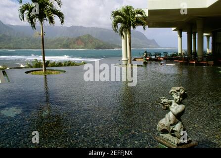 Seitenansicht eines malerischen Resorts an einer ruhigen Lagune, St. Martin, Leeward Islands, Karibik Stockfoto