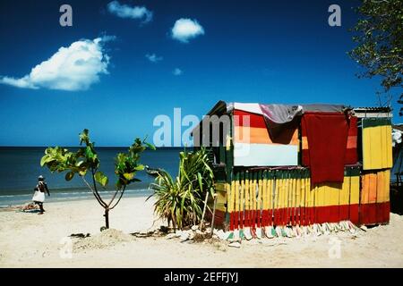Rückansicht eines groben Unterschlupfes an einem ruhigen Strand, St. Lucia Stockfoto