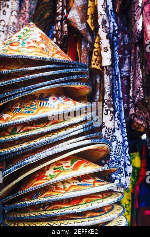 Nahaufnahme eines Stapels konischer Hüte im asiatischen Stil in einem Geschäft, Bali, Indonesien Stockfoto