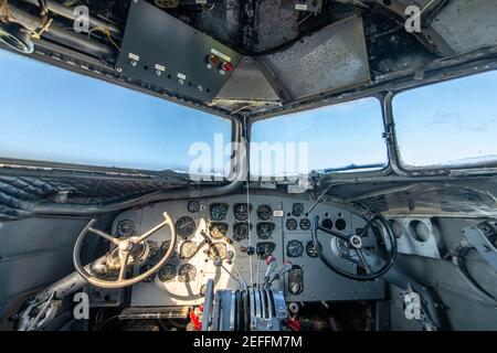 Innen des Cockpits des DC-3 Flugzeugs, Massey Airport, Massey, MD Stockfoto