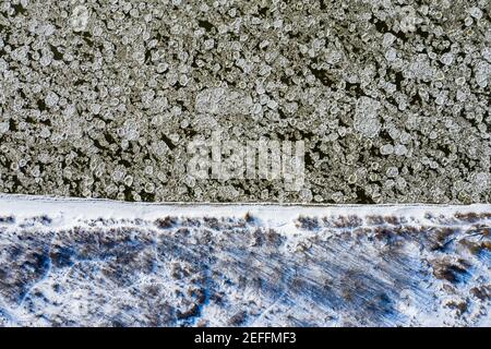 Eisscholle auf dem Fluss Luftbild Stockfoto