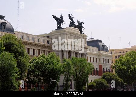 Bäume vor einem Regierungsgebäude, Ministerium für Landwirtschaft Gebäude, Madrid, Spanien Stockfoto