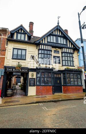 Sudbury, Großbritannien. Februar 2021, 17th. Sudbury, . 17. Februar 2021. Die Brauerei Greene King hat die Ergebnisse ihrer öffentlichen Abstimmung bekannt gegeben, das Black Boy Hotel in Sudbury in Lady Elizabeth umzubenennen, nach Lady Elizabeth de Burgh, die im 14th. Jahrhundert in die Schaffung des Market Hill in Sudbury investiert hat, wo sich das Pub und das Hotel heute befinden. Im Januar kündigte Greene King an, dass es die Pubs wegen der rassistischen Konnotationen der Namen umbenennen würde, aufgrund der Verbindungen der Brauerei Suffolk aus dem 19th. Jahrhundert zur Sklaverei. Kredit: Mark Bullimore/Alamy Live Nachrichten Stockfoto