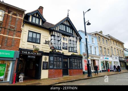 Sudbury, Großbritannien. Februar 2021, 17th. Sudbury, . 17. Februar 2021. Die Brauerei Greene King hat die Ergebnisse ihrer öffentlichen Abstimmung bekannt gegeben, das Black Boy Hotel in Sudbury in Lady Elizabeth umzubenennen, nach Lady Elizabeth de Burgh, die im 14th. Jahrhundert in die Schaffung des Market Hill in Sudbury investiert hat, wo sich das Pub und das Hotel heute befinden. Im Januar kündigte Greene King an, dass es die Pubs wegen der rassistischen Konnotationen der Namen umbenennen würde, aufgrund der Verbindungen der Brauerei Suffolk aus dem 19th. Jahrhundert zur Sklaverei. Kredit: Mark Bullimore/Alamy Live Nachrichten Stockfoto