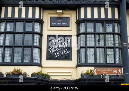 Sudbury, Großbritannien. Februar 2021, 17th. Sudbury, . 17. Februar 2021. Die Brauerei Greene King hat die Ergebnisse ihrer öffentlichen Abstimmung bekannt gegeben, das Black Boy Hotel in Sudbury in Lady Elizabeth umzubenennen, nach Lady Elizabeth de Burgh, die im 14th. Jahrhundert in die Schaffung des Market Hill in Sudbury investiert hat, wo sich das Pub und das Hotel heute befinden. Im Januar kündigte Greene King an, dass es die Pubs wegen der rassistischen Konnotationen der Namen umbenennen würde, aufgrund der Verbindungen der Brauerei Suffolk aus dem 19th. Jahrhundert zur Sklaverei. Kredit: Mark Bullimore/Alamy Live Nachrichten Stockfoto