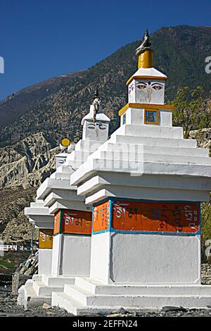 Niedrige Winkel Ansicht der Augen von Buddha gemalt auf Stupas, Tadapani, Annapurna Bereich, Himalaya, Nepal Stockfoto