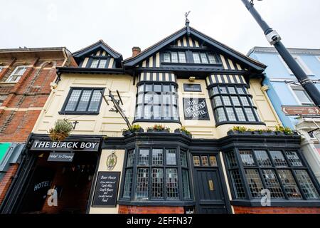 Sudbury, Großbritannien. Februar 2021, 17th. Sudbury, . 17. Februar 2021. Die Brauerei Greene King hat die Ergebnisse ihrer öffentlichen Abstimmung bekannt gegeben, das Black Boy Hotel in Sudbury in Lady Elizabeth umzubenennen, nach Lady Elizabeth de Burgh, die im 14th. Jahrhundert in die Schaffung des Market Hill in Sudbury investiert hat, wo sich das Pub und das Hotel heute befinden. Im Januar kündigte Greene King an, dass es die Pubs wegen der rassistischen Konnotationen der Namen umbenennen würde, aufgrund der Verbindungen der Brauerei Suffolk aus dem 19th. Jahrhundert zur Sklaverei. Kredit: Mark Bullimore/Alamy Live Nachrichten Stockfoto