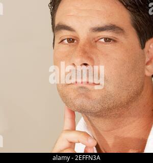 Porträt eines jungen Mannes denken Stockfoto