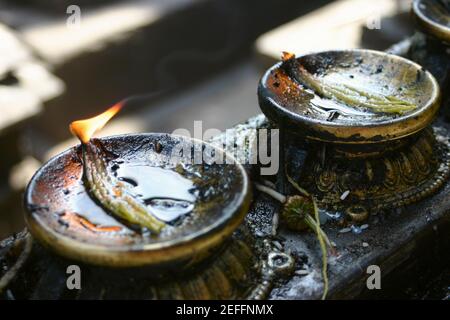 Hochwinkelansicht von Öllampen, Swayambhunath, Kathmandu, Nepal Stockfoto